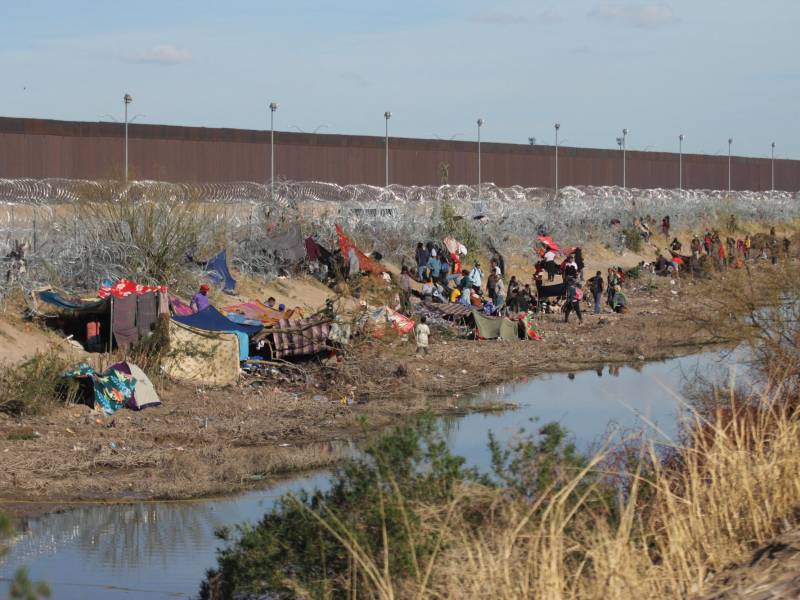 Un campamento de 100 migrantes se ha afianzado en la frontera de México con Estados Unidos entre la incertidumbre por la ley SB4 de Texas, que el gobernador, Greg Abbott, insiste en aplicar pese a los fallos judiciales.