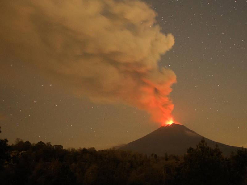 Las cenizas del volcán Popocatépetl han alcanzado varias comunidades elevando el nivel de alerta en la región.