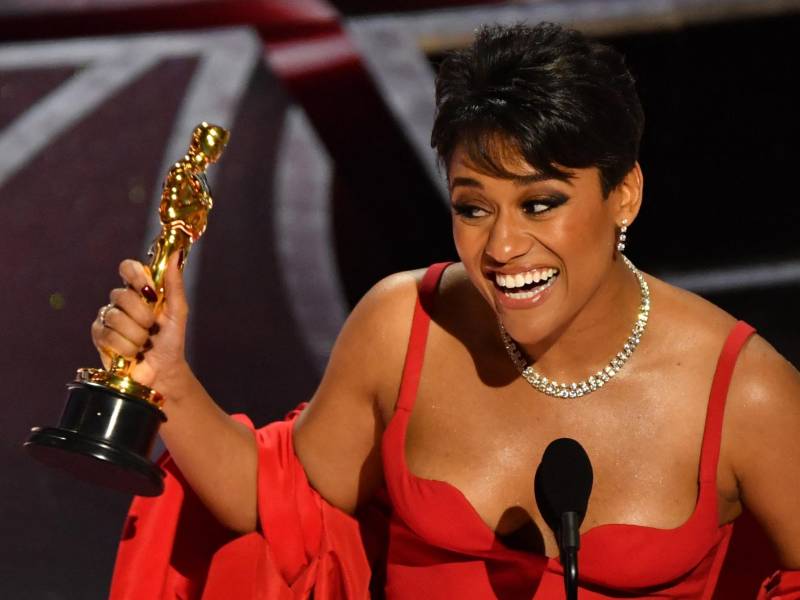 La actriz estadounidense de origen latino, Ariana DeBose, acepta el premio a la mejor actriz de reparto por West Side Story.