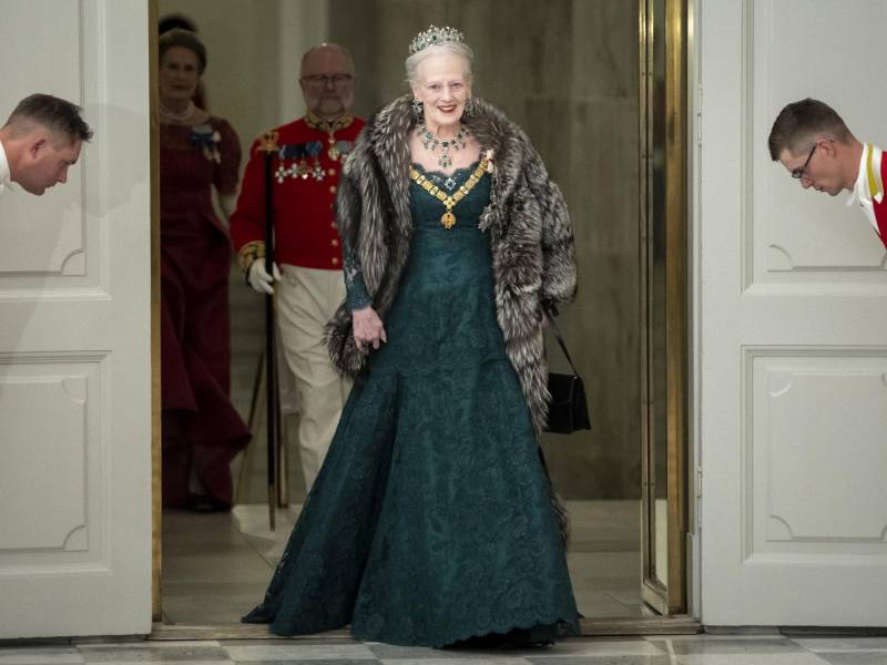 La reina Margarita, prima lejana de la difunta reina británica Isabel II, abdicó al trono por su avanzada edad.