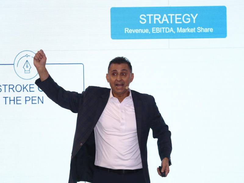 Chris McChesney de la empresa de asesoramiento FranklinCovey, brinda servicios de capacitación y evaluación en las áreas de liderazgo, eficacia individual y ejecución comercial para organizaciones e individuos. En esta ocasión, visitó San Pedro Sula para dar una conferencia magistral sobre su aclamado libro.