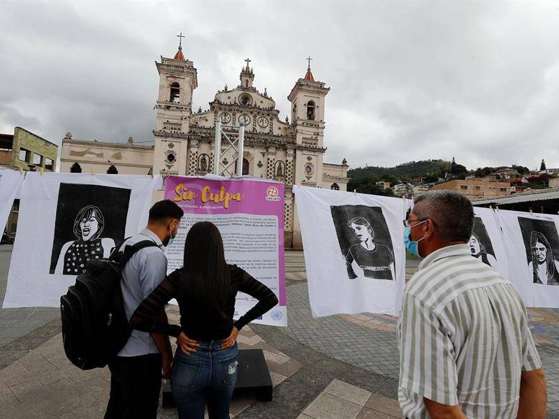 “Sin Culpa” está compuesta por 22 grabados elaborados en talleres artísticos con voluntarias de 14 a 25 años de edad.
