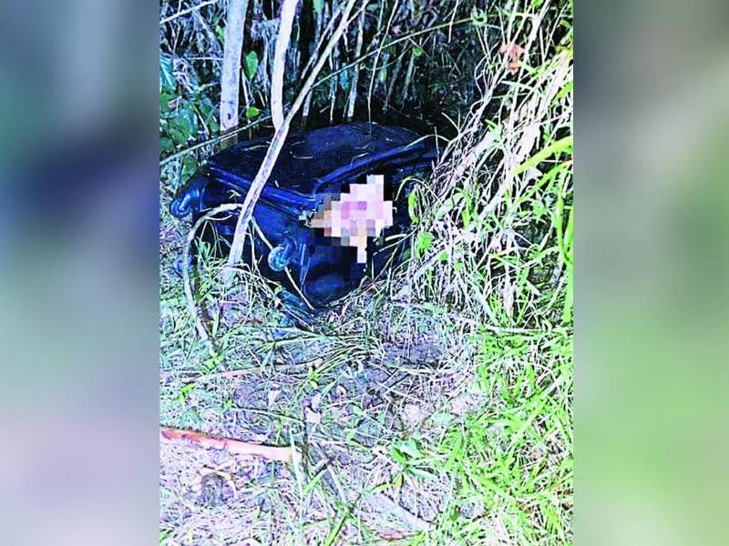 La maleta estaba semiabierta.