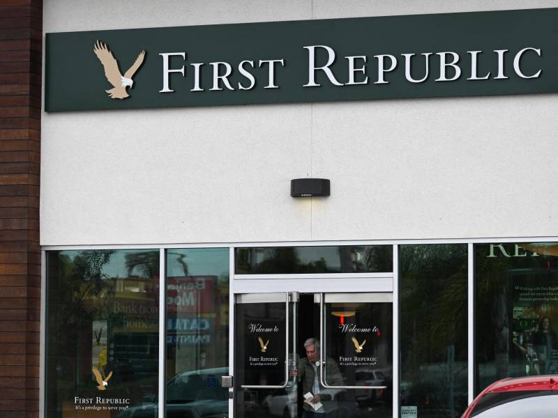 El banco First Republic busca evitar la quiebra tras la caída de sus acciones este jueves.