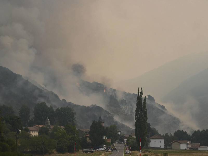 El incendio que amenaza la vertiente leonesa del Parque Nacional de Picos de Europa.