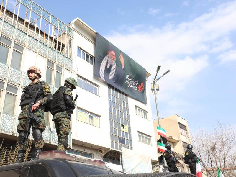 Policías iraníes montan guardia en Teherán, Irán, el 9 de marzo de 2026.