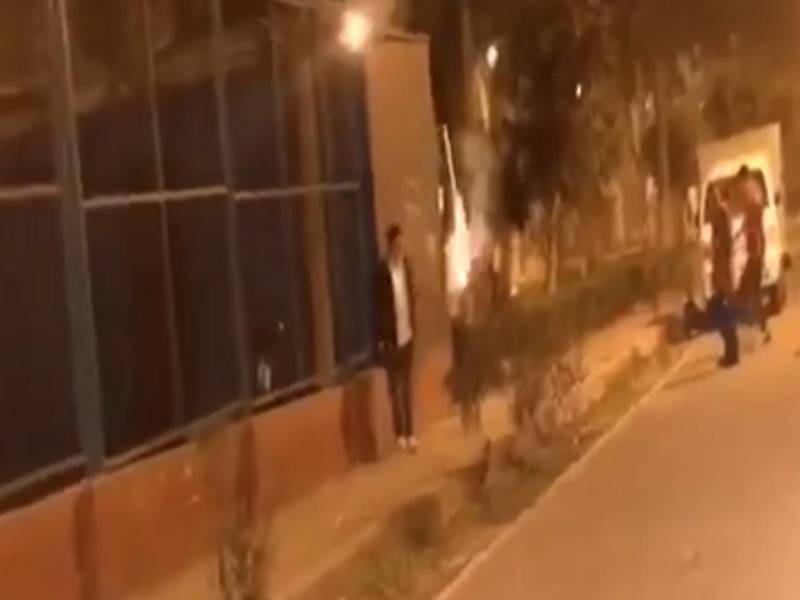 Foto referencial de jóvenes tirando cohetes en la calle.