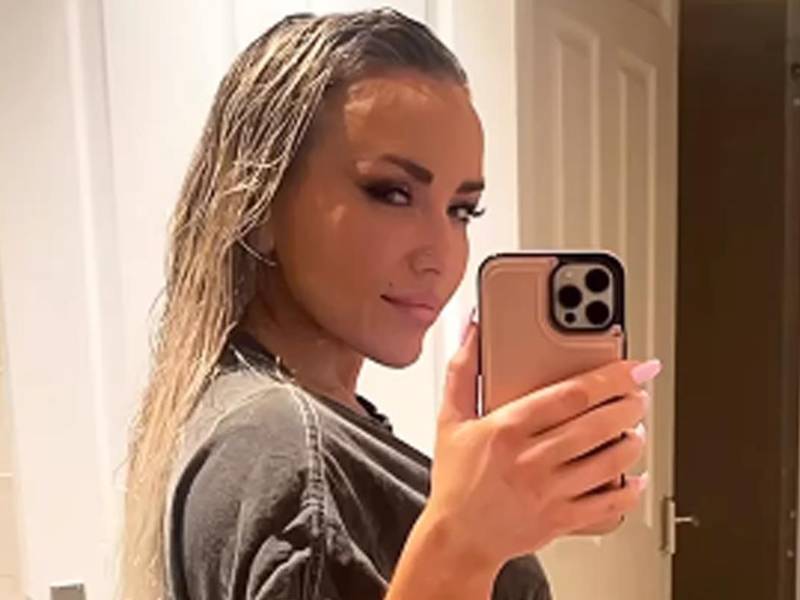 Louise Roberts era profesora de matemáticas en una escuela secundaria hasta 2020, y dedicó 13 años de su vida a la profesión. Ahora está haciendo fortuna como modelo erótica.