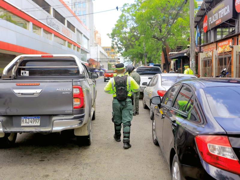 <b><span class=mln_uppercase_mln>esfuerzo.</span></b> En el centro hay policías municipales inmovilizando pero no son suficientes para el desorden en las calles y avenidas.
