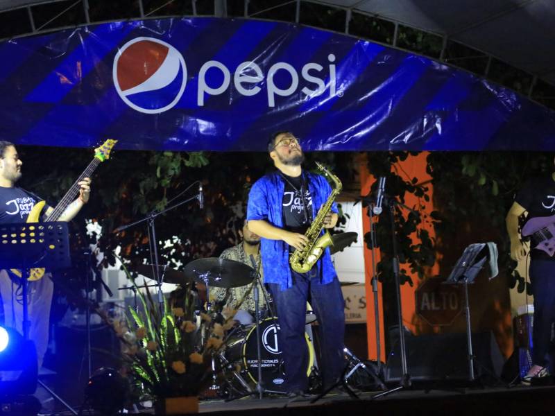 Honduras demuestra con este festival que es tierra fértil en el ámbito musical, el talento que exponen los artistas nacionales es sobresaliente. Rubato Jazz, de Tegucigalpa, fue la banda que inició.