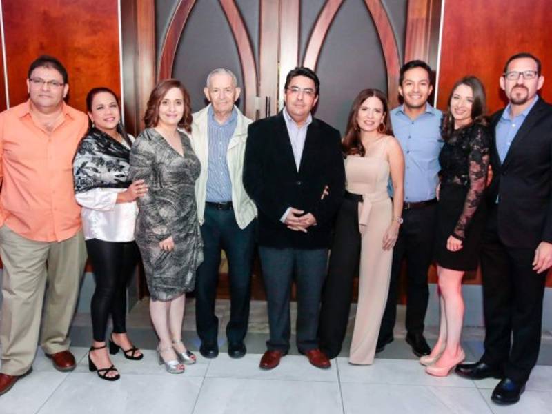 Mario, Francelia, Emy, Zoilo, Gerardo, Sofía y Gerardo Flores con Jackie y Álvaro Morgan. Fotos: Moisés Valenzuela