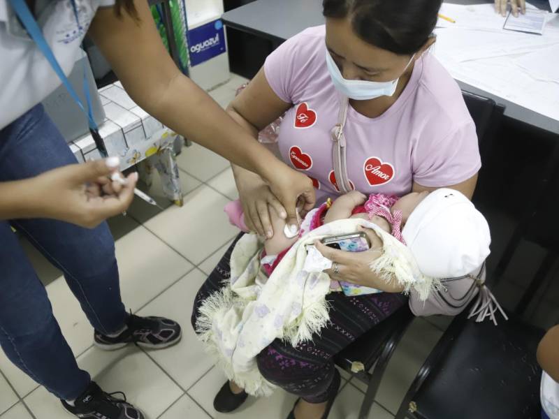 Una madre lleva a su bebé a vacunar al centro de salud Miguel Paz Barahona.