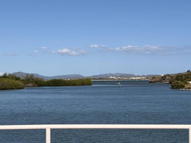 La centenaria base naval que Estados Unidos ocupa en el sureste de Cuba, en contra de la voluntad de La Habana, está separada del resto del territorio caribeño por más que alambradas y una franja de terreno que aún podría estar minado