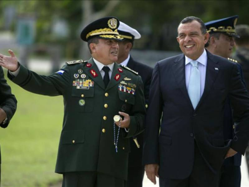 El jefe de las Fuerzas Armadas, René Osorio junto al presidente de Honduras, Porfirio Lobo.