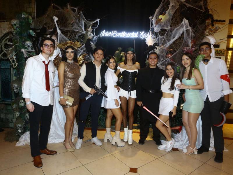 Una noche terrorífica y divertida pasaron los sampedranos en las celebraciones de Halloween 2023, en este caso, en el Real Hotel InterContinental y en Eternity Bistro Club, lugares selectos con dos fiestas espectaculares para el público asistente. En ambos recintos se entregaron valiosos premios a los mejores disfraces, en el InterContinental se entregaron viajes con estadía en Panamá, Roatán y Tegucigalpa, mientras en Eternity fue en efectivo, desde mil dólares al primer lugar, 500 al segundo y 300 al tercero.