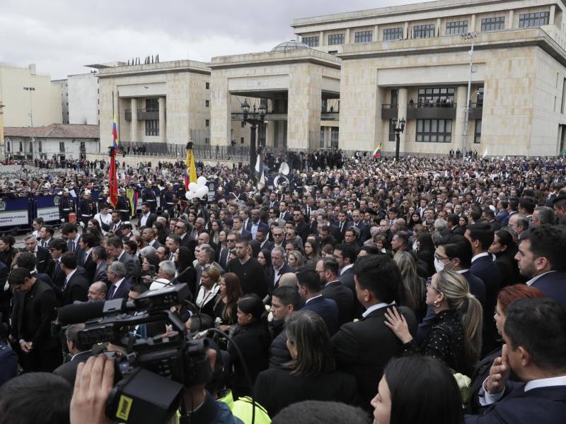 Cientos de ciudadanos acompañaron el féretro del fallecido senador en la Plaza de Bolívar en Bogotá.