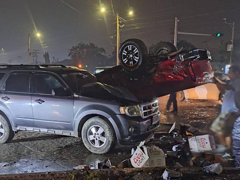 Tres vehículos participaron en el accidente.