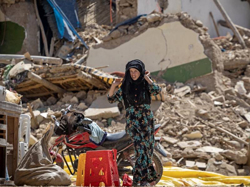 Mujer carga sus pertenencias extraídas de los escombros tras el sismo que sacudió el pasado viernes la ciudad de Marruecos.