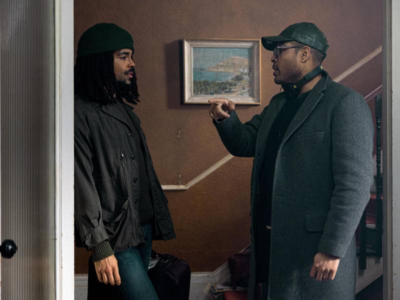 El actor británico Kingsley Ben-Adir junto al director Reinaldo Marcus Green.