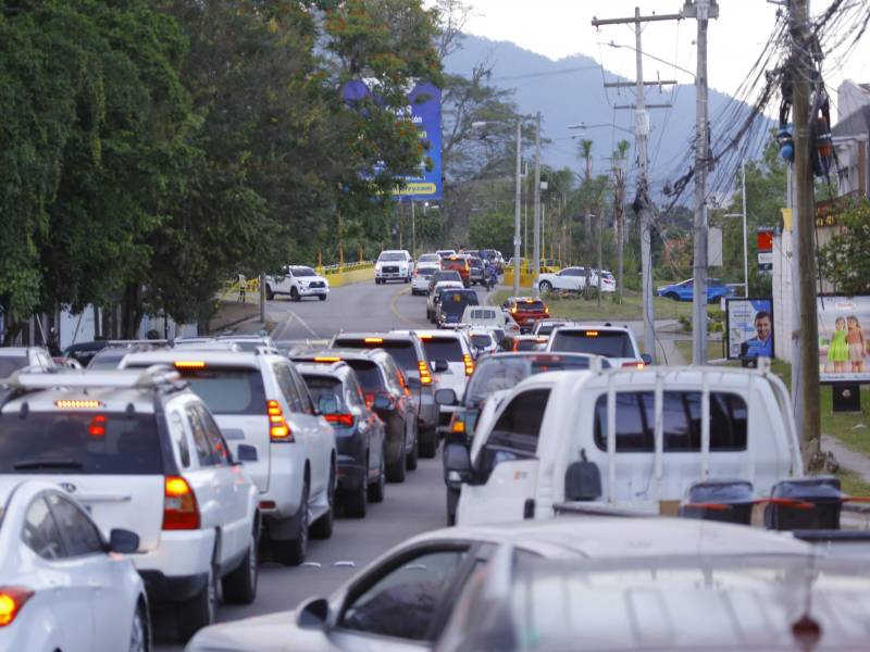 Los conductores que vienen por el lado de Villas del Sol, de Jardines del Valle y El Pedregal convergen en el puente de dos carriles, que se ha convertido en un embudo. Fotos: Moisés Valenzuela.