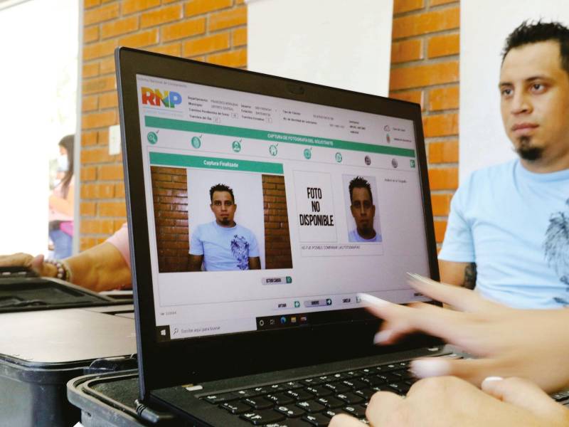 <b><span class=mln_uppercase_mln>trámite.</span></b> Un ciudadano realiza su solicitud de identidad a través de un sistema de toma de huellas y reconocimiento facial.<span class=mln_uppercase_mln> </span>