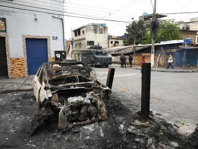 Río de Janeiro vivió este martes escenas de guerra tras un megaoperativo policial contra el Comando Vermelho, una de las más poderosas bandas del crimen organizado en Brasil, en el que murieron al menos 132 personas y 81 fueron detenidas, en la acción más letal en la historia de la ciudad.