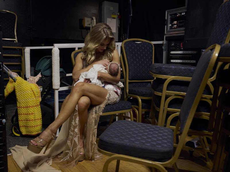Hannah Neeleman con Flora Jo, su octavo bebé, durante un tiempo libre en el concurso de belleza Señora Mundo.