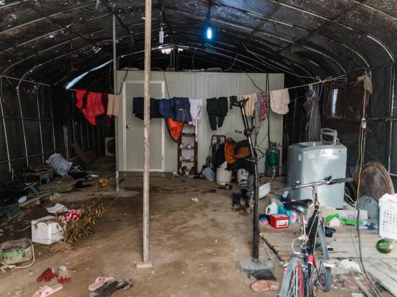 Contenedor que sirve como vivienda para inmigrantes en una estructura de invernadero en Gasan-myeon, Corea del Sur.