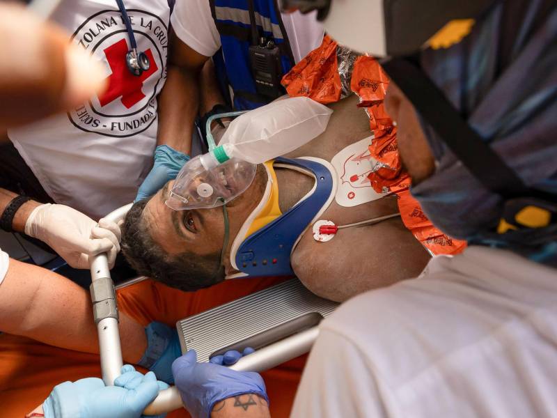 Rescatistas trasladan a un superviviente de los terremotos en Venezuela, tras ocho días bajo los escombros de un edificio y una operación de salvamento de casi 72 horas, este jueves en Catia La Mar (Venezuela). EFE/ Ronald Peña R