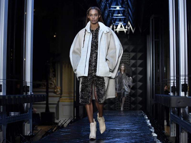 Una model luce una creación de Louis Vuitton de la colección Womenswear Fall-Winter 2023-2024.