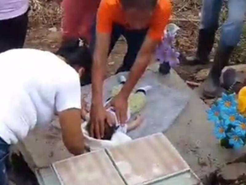 Familiares del niño oran para que regrese a la vida.