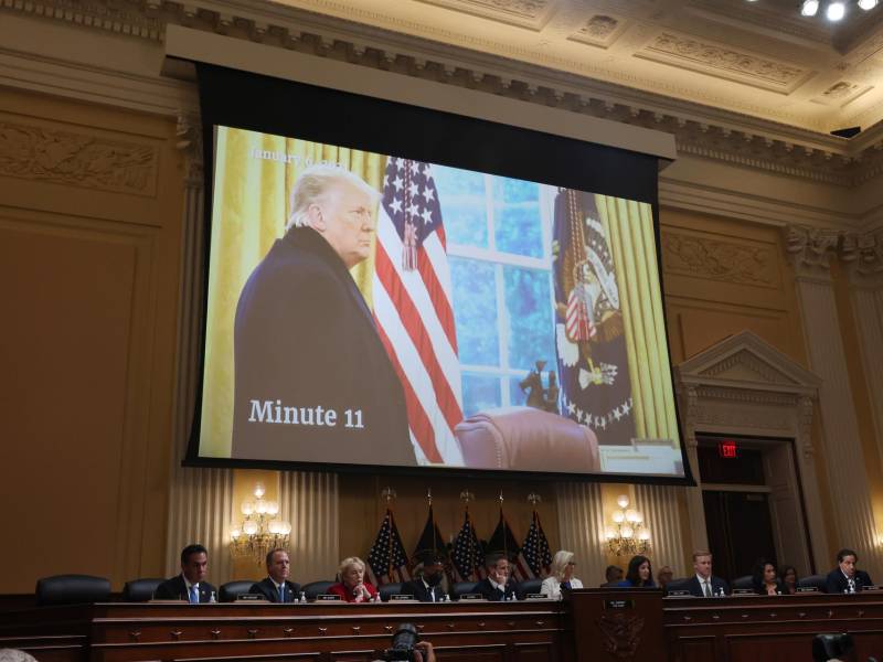 Se reproduce un video del entonces presidente de los Estados Unidos, Donald J. Trump, en la oficina oval el 6 de enero de 2021 durante una audiencia del Comité Selecto de la Cámara para investigar el ataque del 6 de enero al Capitolio de los Estados Unidos.