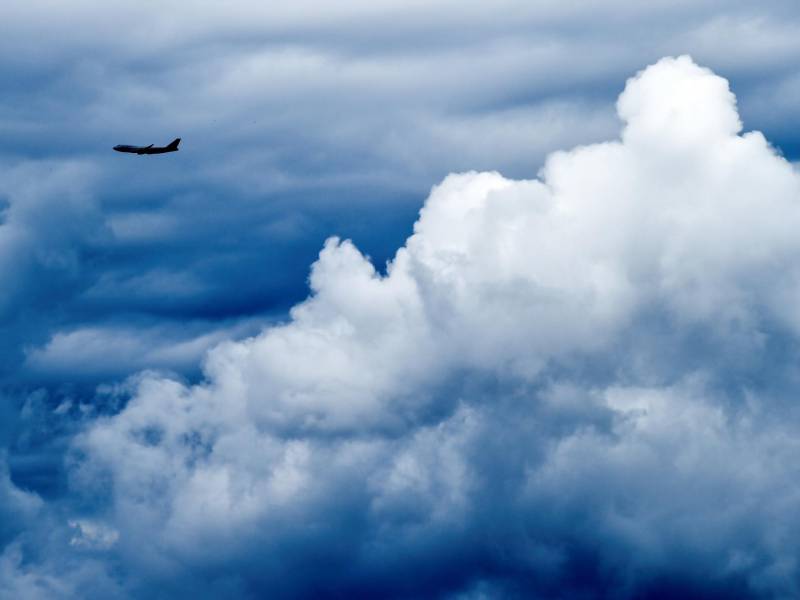 Accidentes recientes que involucran turbulencia erosionan la confianza en aviación comercial.