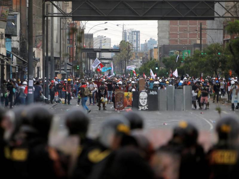 Los enfrentamientos entre las fuerzas de seguridad y los manifestantes en las protestas contra el Gobierno dejan al menos 48 muertos.