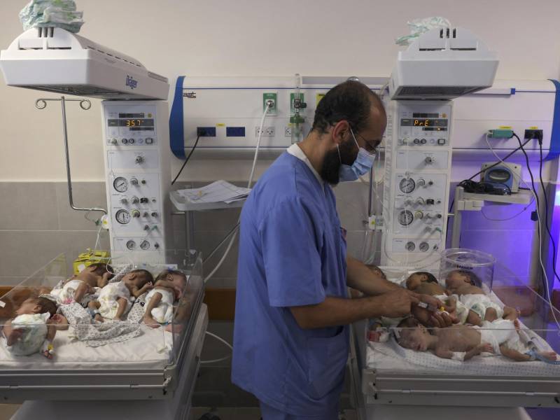 Más de 30 bebés prematuros fueron evacuados este domingo del <b>hospital</b> más grande de la Franja de <b>Gaza</b> para ser trasladados a Egipto, en una jornada en la que el ejército israelí continuó “extendiendo sus operaciones” contra el movimiento islamista Hamás.