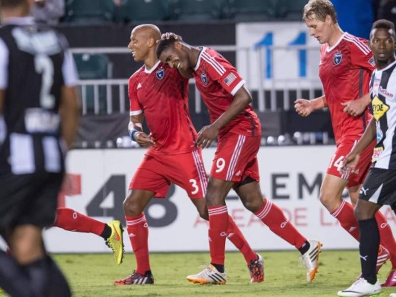 El mediocampista Khari Stephenson celebra su gol junto a su compañero Jordan Stewart.