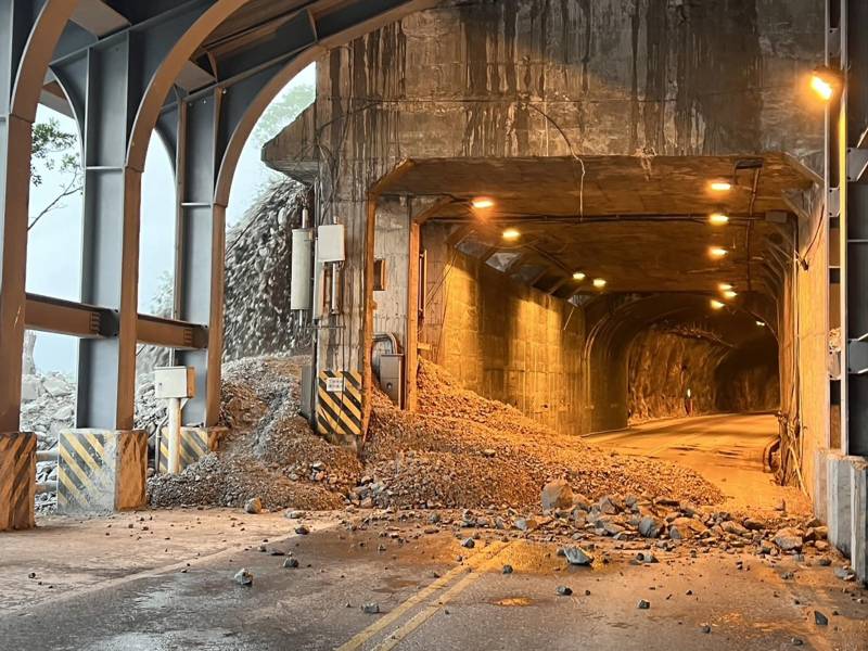 Los sismos han provocado la caída de rocas en las principales carreteras de Hualien, en Taiwán.