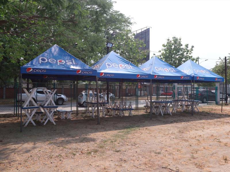 <b><span class=mln_uppercase_mln>logística.</span></b> Ayer por la tarde continuaba el montaje de espacios para los emprendedores del mercado.<span class=mln_uppercase_mln> fotos: franklyn muñoz. </span>