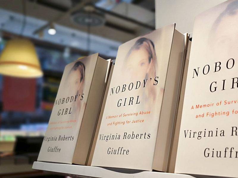 Ejemplares de 'Nobody's Girl: A Memoir of Surviving Abuse and Fighting for Justice' (Chica de nadie: memorias de una superviviente de abusos y de su lucha por la justicia), el libro póstumo de memorias de la estadounidense Virginia Giuffre, que acusó al príncipe Andrés de abuso sexual y cuyos extractos, algunos ya adelantados por la prensa británica, provocaron su renuncia el pasado viernes a todos sus títulos, excepto el de príncipe.