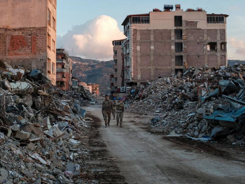 El ejército turco patrulla las ciudades devastadas por los sismos en Turquía.