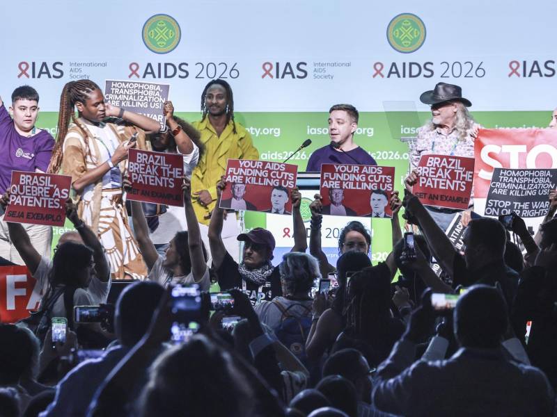 Personas se manifiestan durante la apertura de la vigésima sexta edición de la Conferencia Internacional sobre el Sida el lunes, en el Centro de Convenciones de Riocentro, en Río de Janeiro (Brasil). EFE/André Coelho