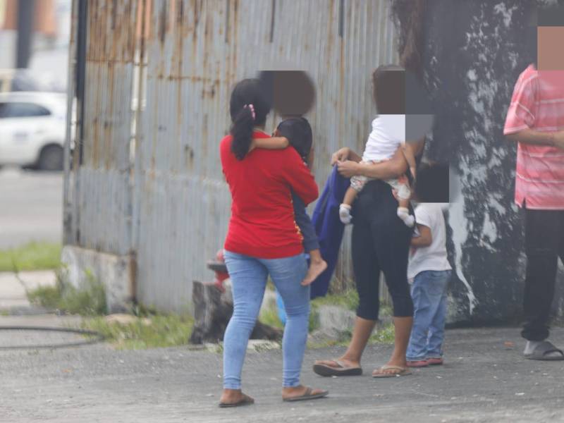 La SENAF recibe denuncias por abandono y vulneración de los derechos de niños y adolescentes, y coordina medidas de protección según cada caso. En San Pedro Sula, la institución reporta más de 560 casos atendidos.