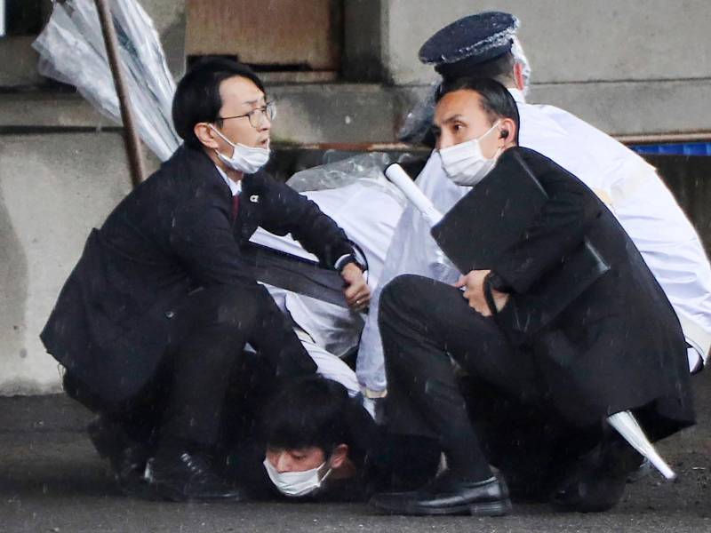 Un hombre fue detenido tras atentar contra el primer ministro de Japón lanzando una bomba casera.