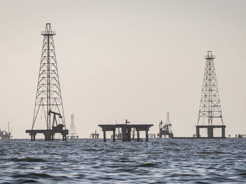 Fotografía de archivo del 24 de enero del 2025 donde se observan plataformas petroleras en el lago de Maracaibo, Venezuela.