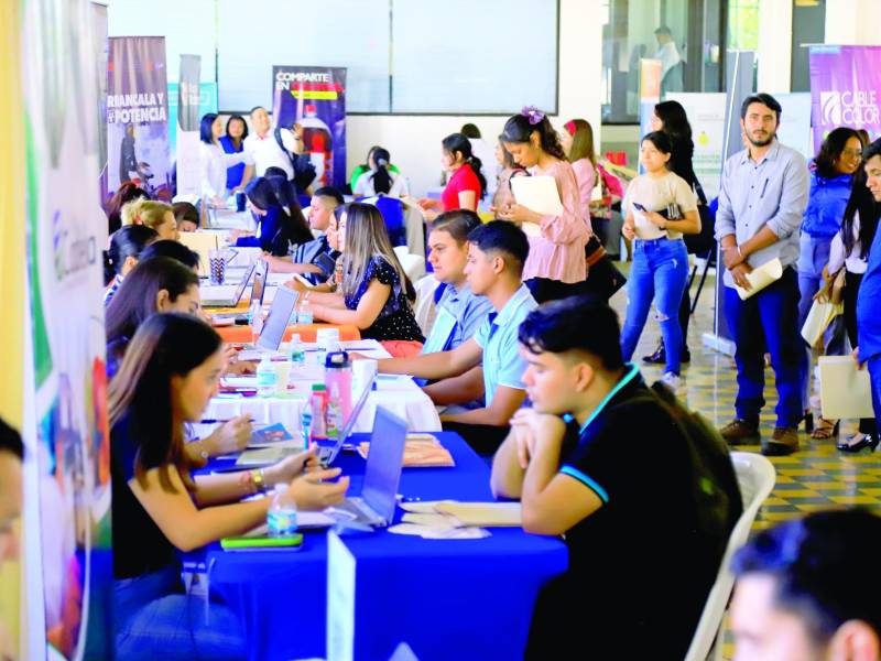 <b>Jóvenes participan en una feria de empleo en San Pedro Sula. Fotos: LA PRENSA</b>