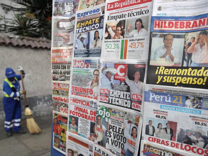 Fotografía que muestra portadas de distintos diarios en Lima (Perú).