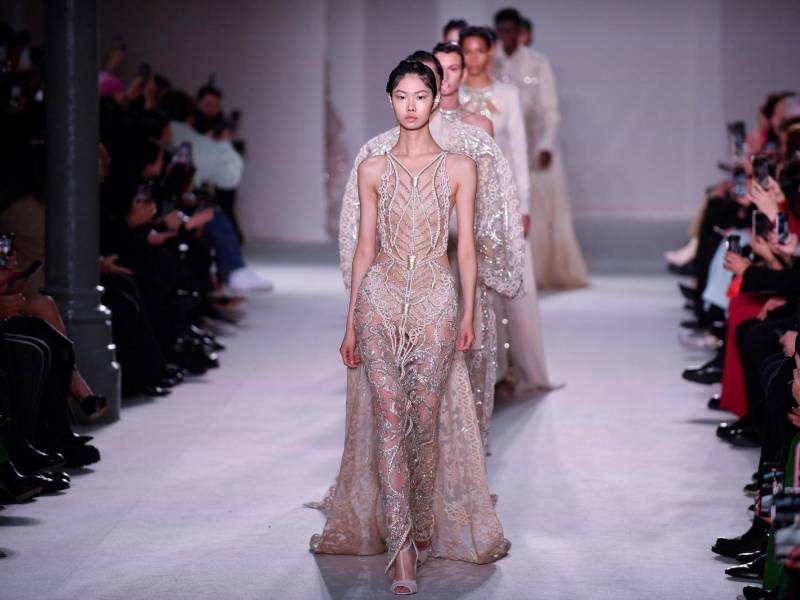 ”Hay mucha desnudez en los vestidos. Son tendencias, salimos de una pandemia, la gente tiene ganas de salir, de mostrarse, de celebrar juntos. Es algo natural”, reflexionó el creador de calzado de lujo francés, Christian Louboutin.