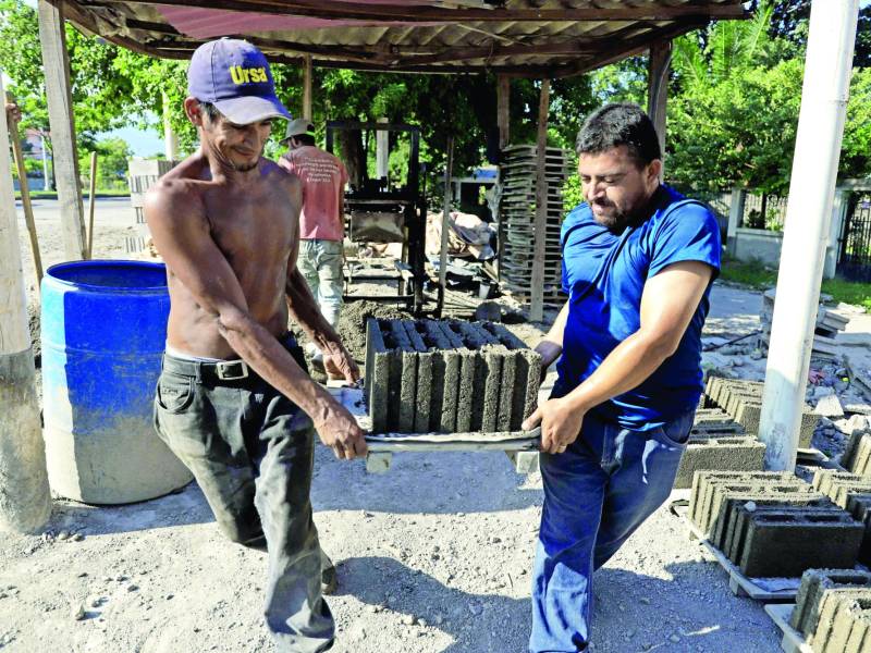 Un grupo de jornaleros trabaja en un bloquera en San Pedro Sula. Foto: Melvin Cubas.