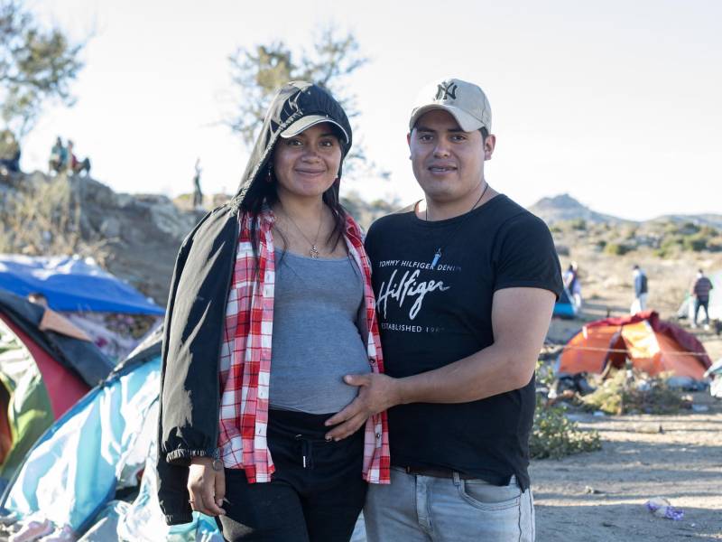 Carla Morocho y su esposo Christian posan en un campamento improvisado en el desierto de California.