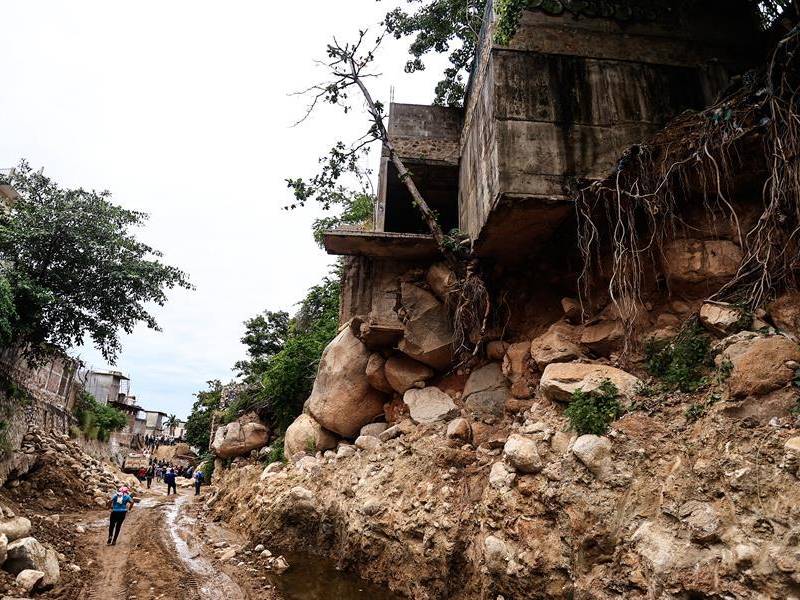 La autoridades mexicanas esperan que el huracán John se dirija hacia el noroeste y permanezca en alta mar.